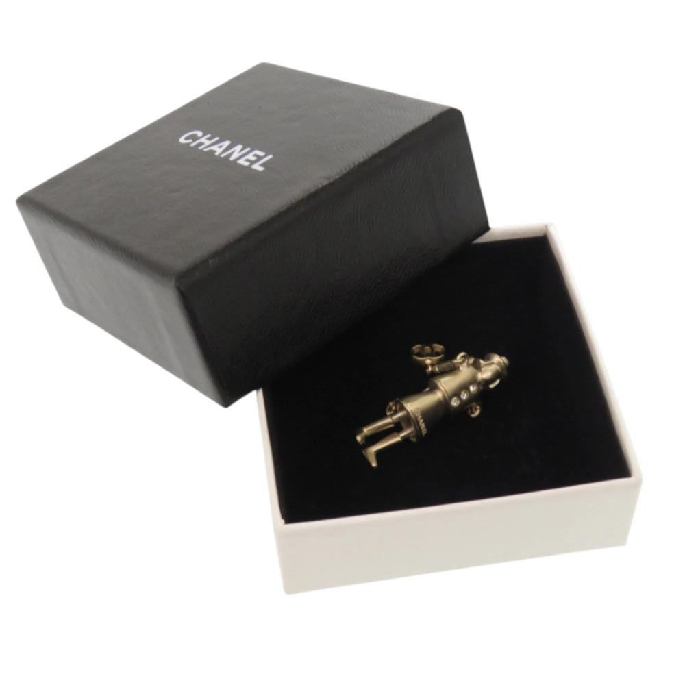 CHANEL Gold Logo Brooch - Picture 2 of 5